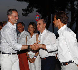 Don Felipe es saludado por  Manuel Terroba, presidente de BMW Group para España y Portugal